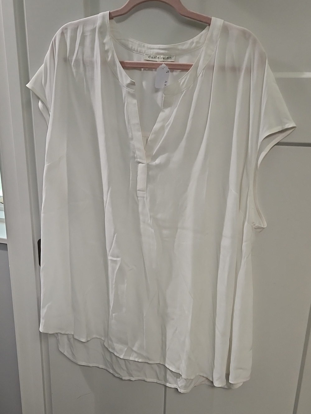 Daniel Rainn White Split-Neck Cap Sleeve Blouse